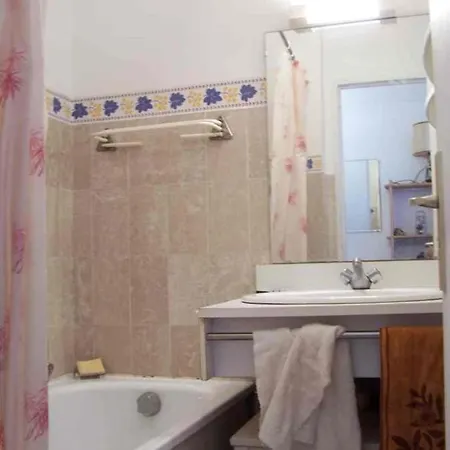 Apartment Comfortable Flat With Balcony Centre *